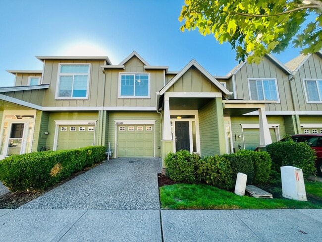 Building Photo - Amazing 3-Bedroom 2.5-Bathroom Townhouse i...