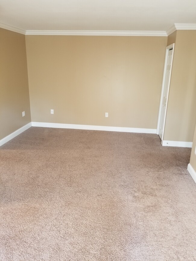 Building Photo - 1431 Maple St Unit C10 Rental