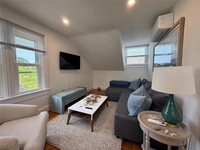 Building Photo - 8 Barney St Unit 3