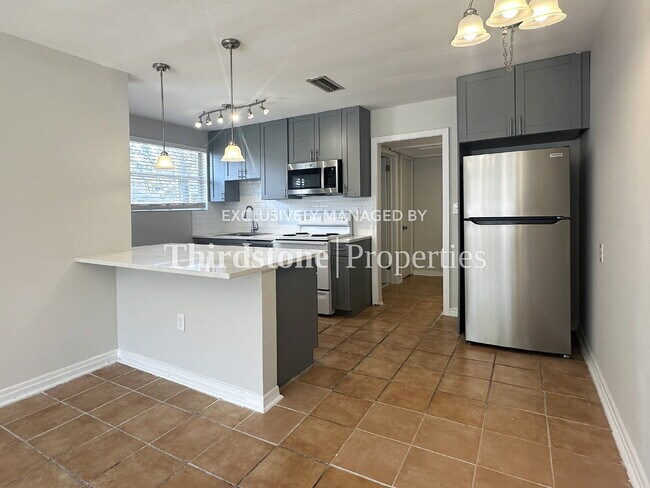 Photo - 2855 Lydia St