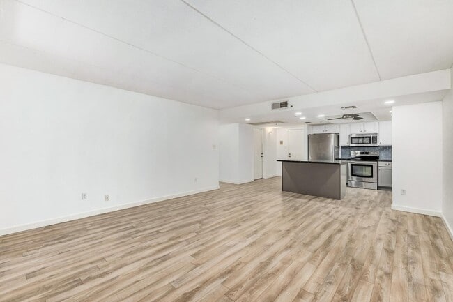 Photo - 7950 E Camelback Rd Unidad 305