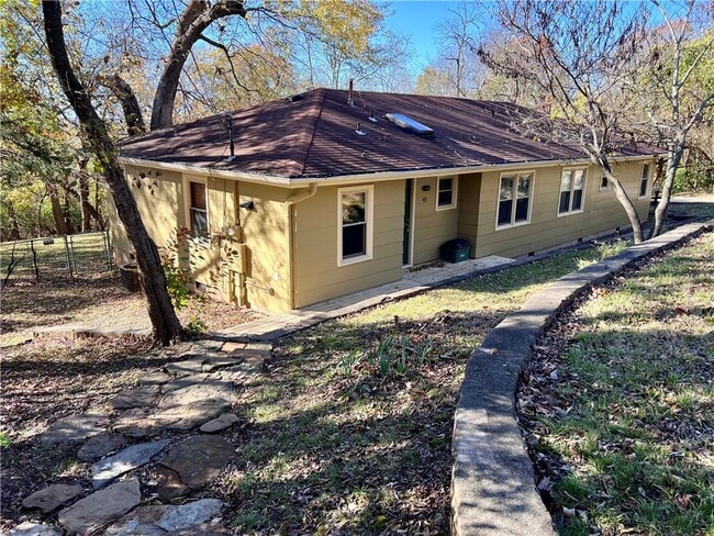 Building Photo - 921 E Rodgers Dr