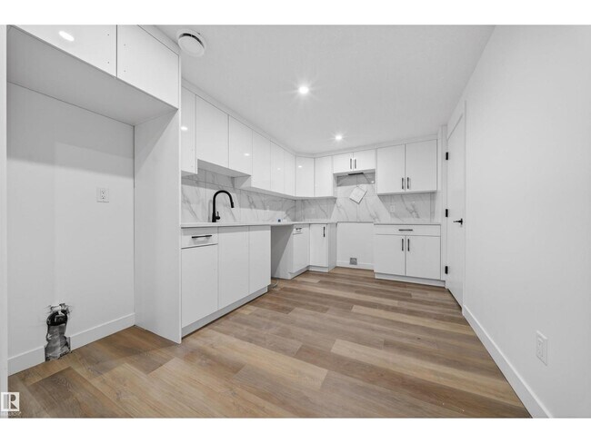 Photo - 5213-104A 104a St NW