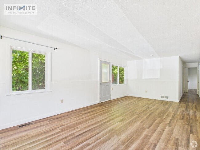 Building Photo - Cute As A Button 3 Bedroom Rental