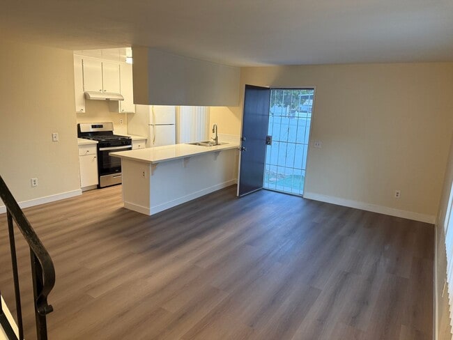 Building Photo - 8266-8266 Linden Rd