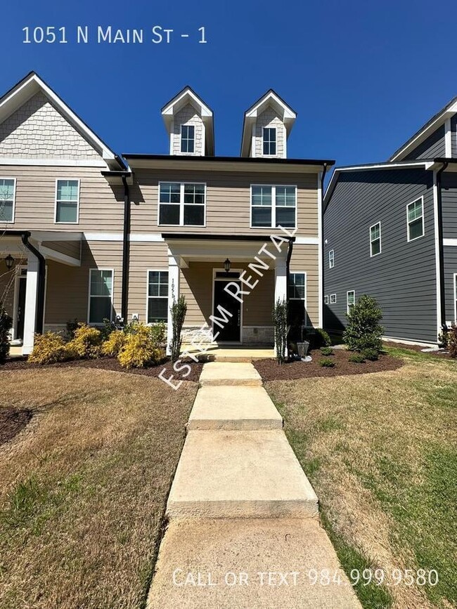 Photo - 1051 N Main St