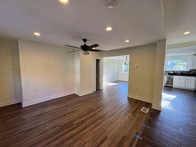 Building Photo - 3 bed 1.5 bath - freshly updated, central air, dishwasher, washer/dryer
