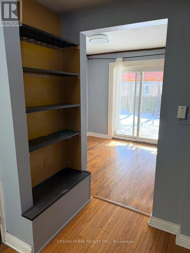 Photo - 520 Lynett Crescent