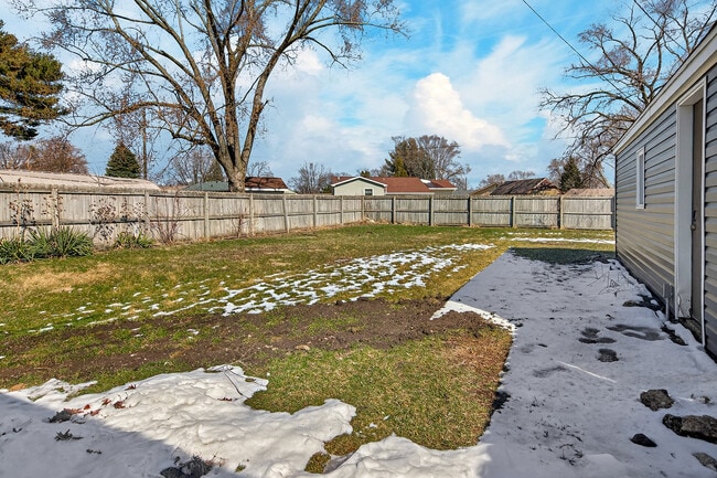 Photo - 7407 Saturn St