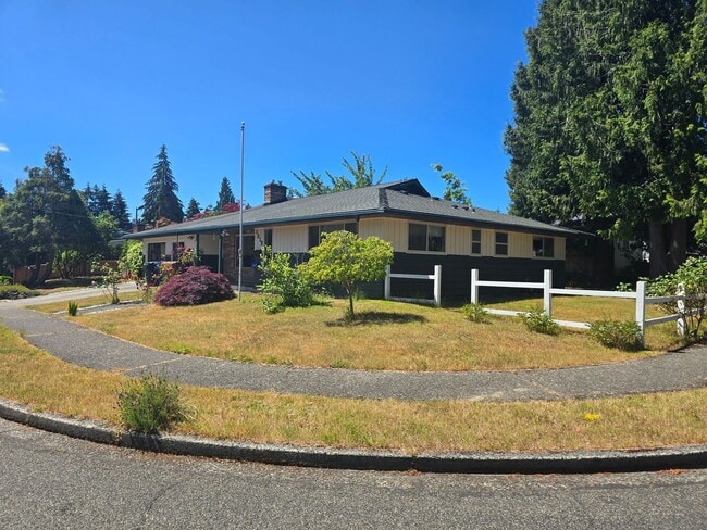Building Photo - Spacious North Tacoma Rambler