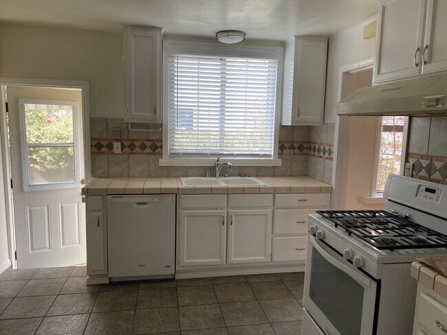 Kitchen - 448 N Alta Vista Blvd
