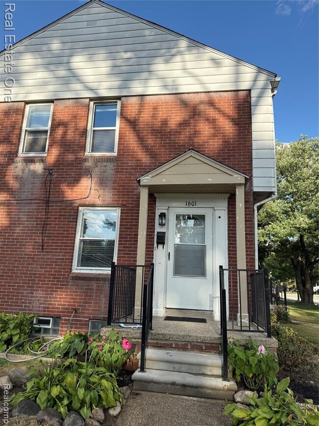 Photo - 1601 E 4th St