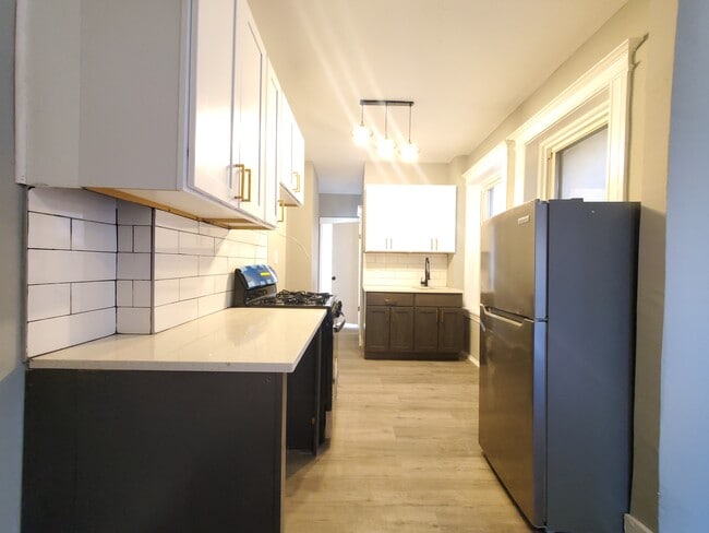 Building Photo - 101 Romaine Ave Unit 3