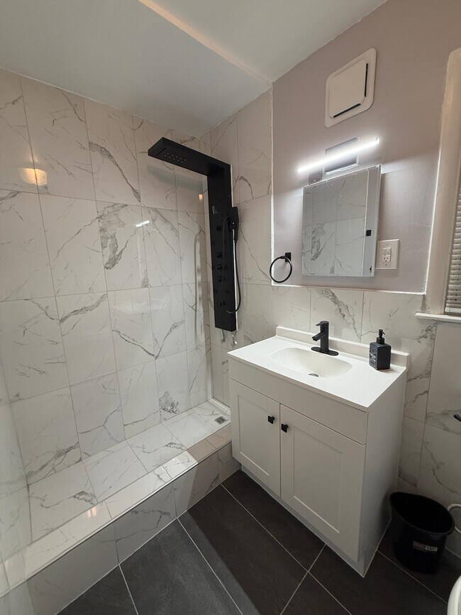 Photo - 10 E 10th St