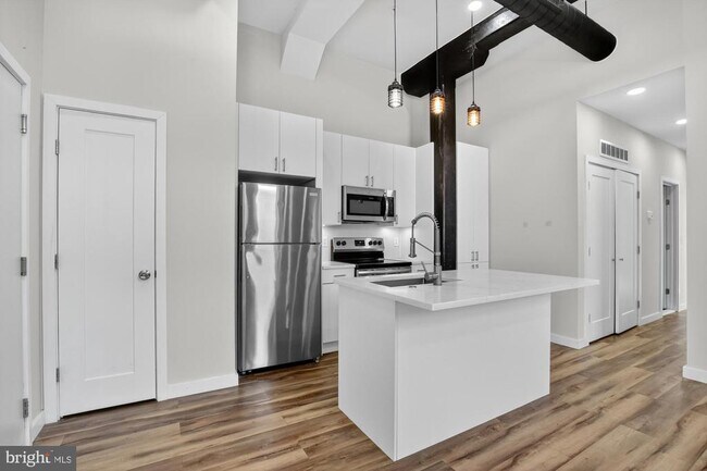 Building Photo - 2045 Trenton Ave Unit 201