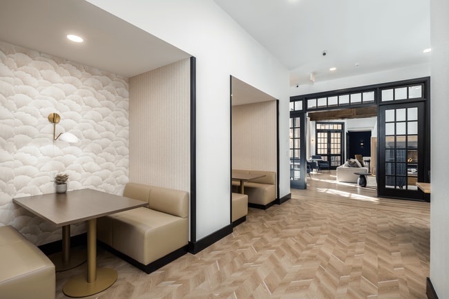 NUEVO salón de coworking - Bexley Crossing at Providence