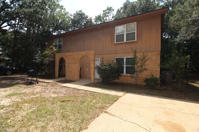 Building Photo - Updated Northeast Pensacola 3BR End-Unit Townhome Near UWF & Cordova Mall with Fresh Paint, New C...