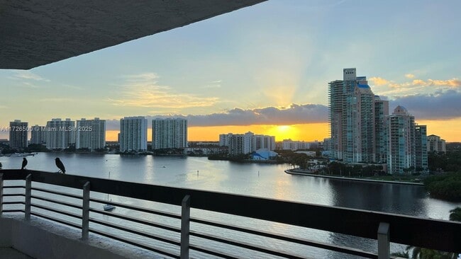 Building Photo - 3600 Mystic Pointe Dr Unit 1401 Rental