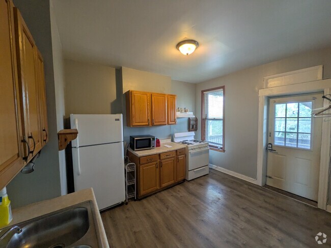 Building Photo - Updated 2BR/1BA in Pullman – Furnished, In... Unit Apt. 2