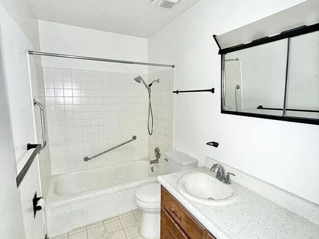 Photo - 1691 Moore Ave Unidad 04