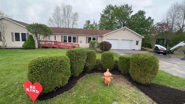 Ranch with two car attached garage. - 20 Peregrine Way Casa