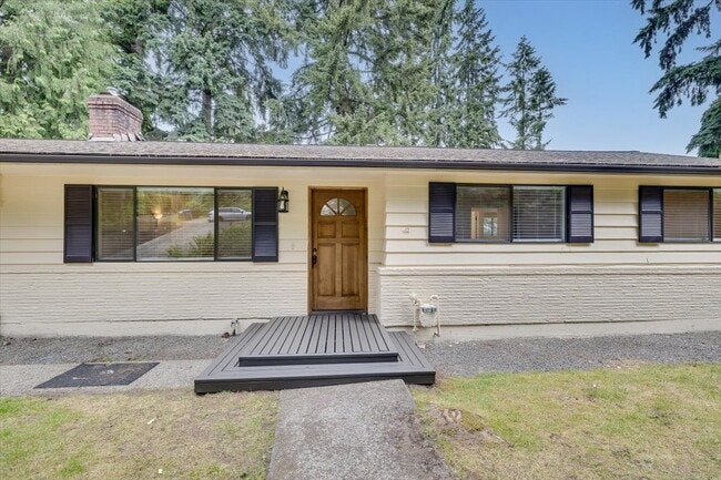 Building Photo - Spacious 3 bed 2.5 bath in Eastgate neighborhood.