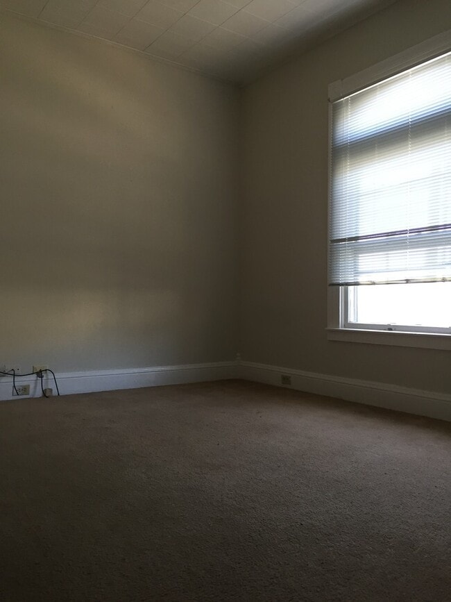 415 Oldham Ave