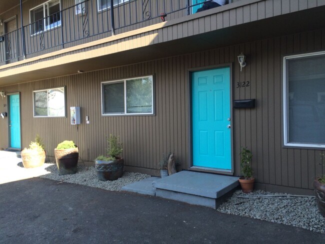 Photo - Upper 2 bed on Belmont! Hardwood floors, granite counters, tile in shower! All dogs welcome! Unidad 3130