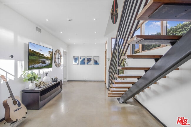 Photo - 661 Broadway St