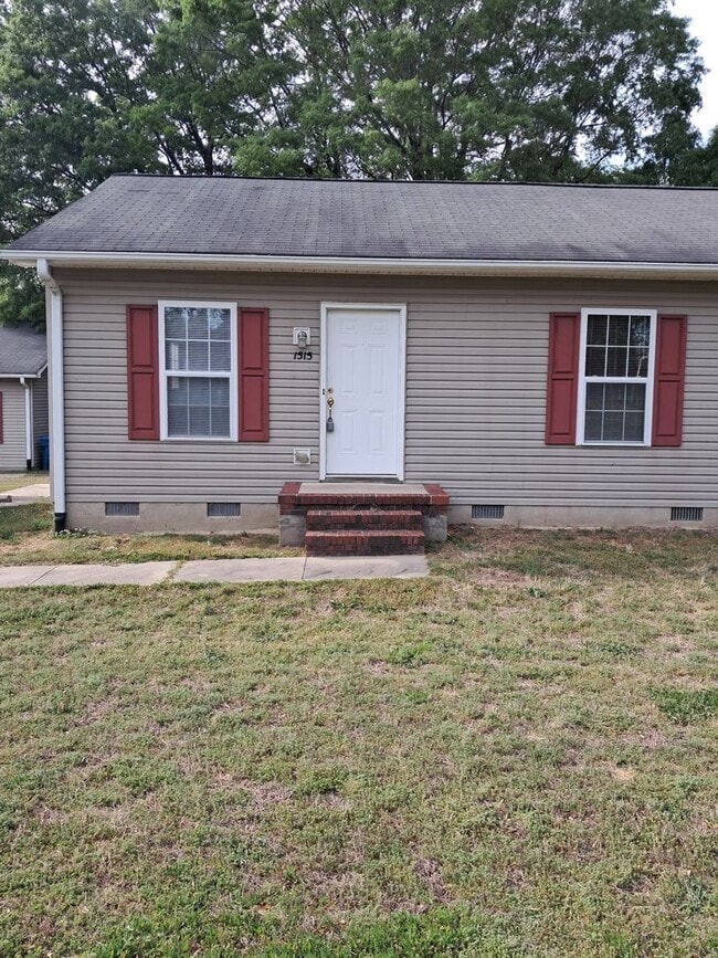 Building Photo - 2 Bedroom and 1 Bathroom Duplex