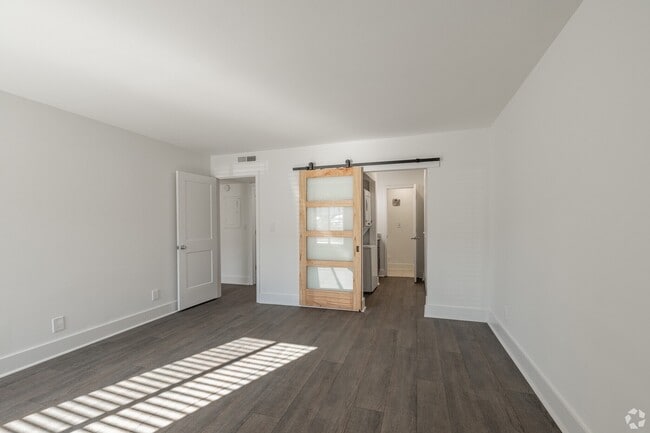 Photo - Royal Arms of Green Hills