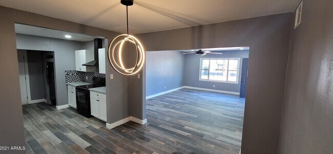 Photo - 105 N Los Robles Dr