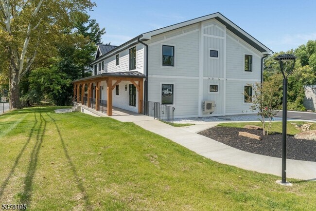 Photo - 535 St James Ave