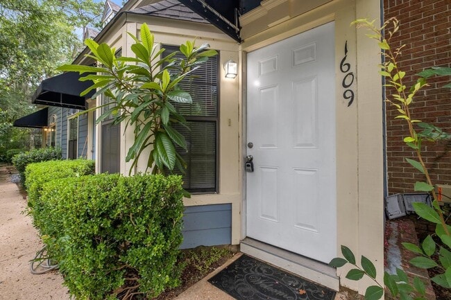 Building Photo - 1609 S Gadsden St Rental