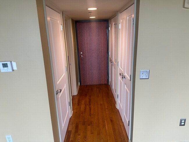 Main entry and hallway - 600 Admiral Blvd Unidad 707 Rental