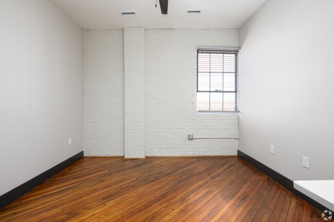 1BR, 1BA - 546SF - Living Room