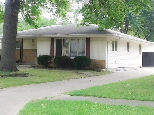 Building Photo - Charming & Updated 3-Bedroom Home with Sunroom, Fireplace & Garage