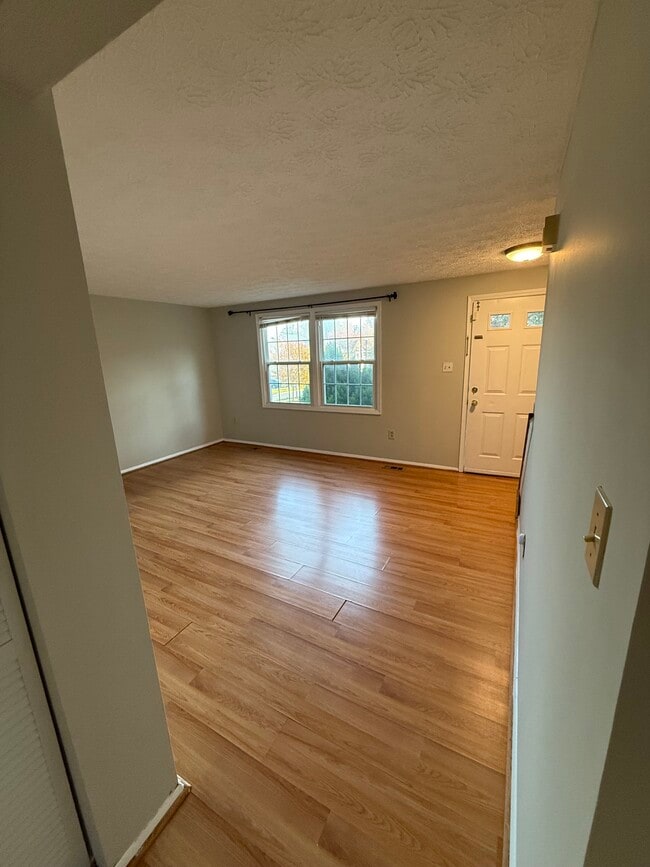 living-2 - 3415 Castle Way