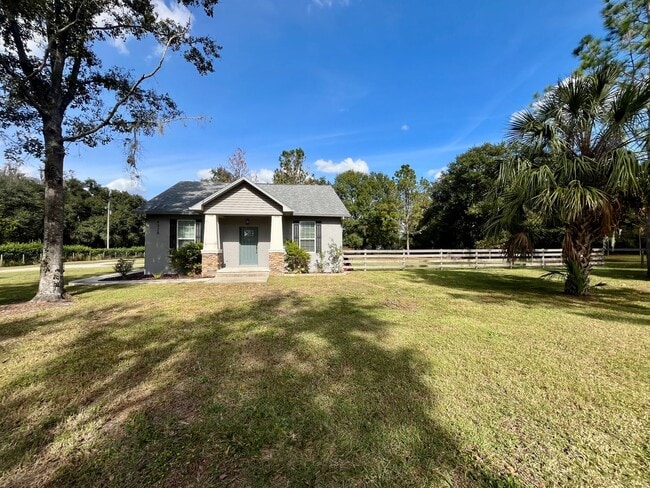 Building Photo - Cozy Country Home!