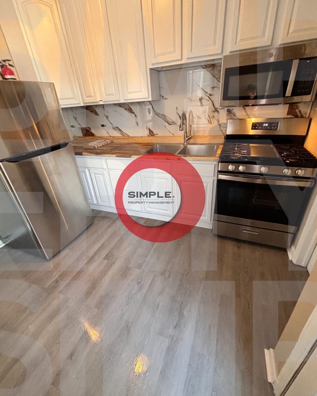 Building Photo - Great space & Location!