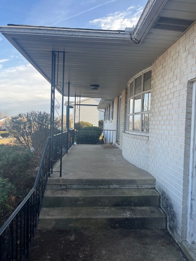 Photo - 2006 White St