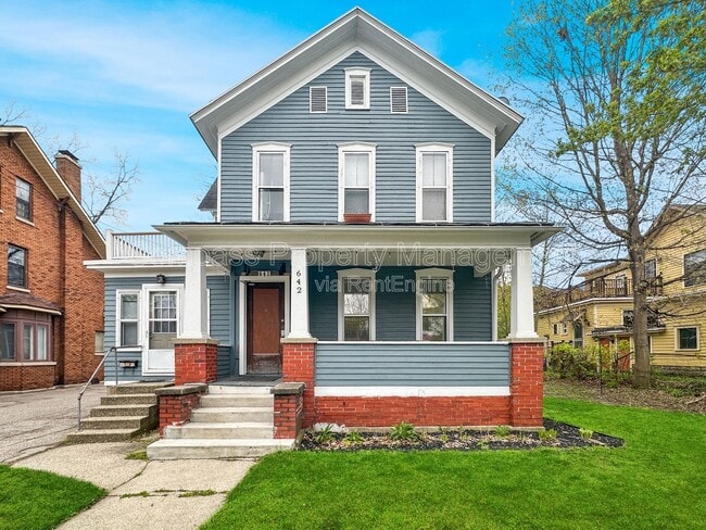 Building Photo - 642 Cherry St SE Unit 4