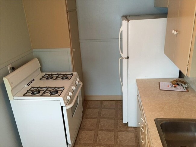 Photo - 611 W 37th St