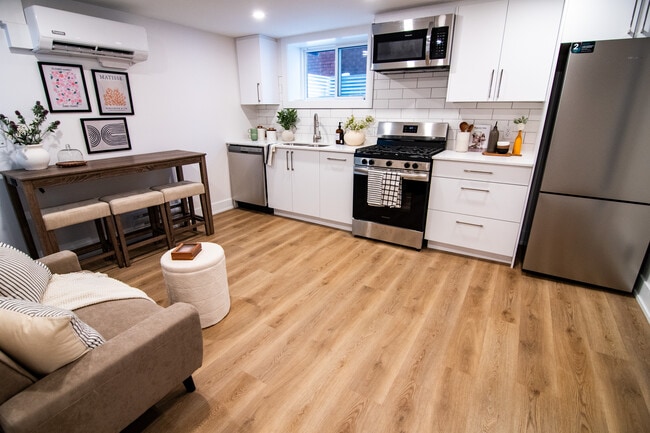 Building Photo - Newly Constructed Boutique Studio in Hintonburg (142 Young) Unit C