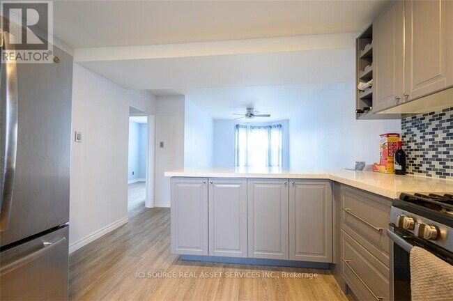 Photo - 103 Macaulay St E