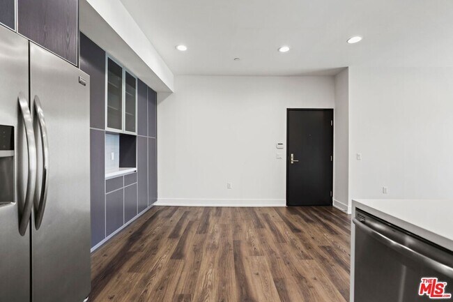 Photo - 1319 N Martel Ave Unit 205