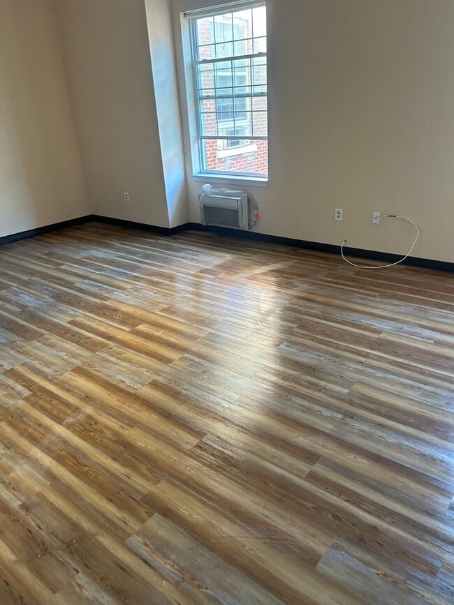 Building Photo - Spacious 1 Bedroom Apartment Unit 1-2E