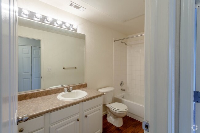 1BD, 1BA - 745 SF