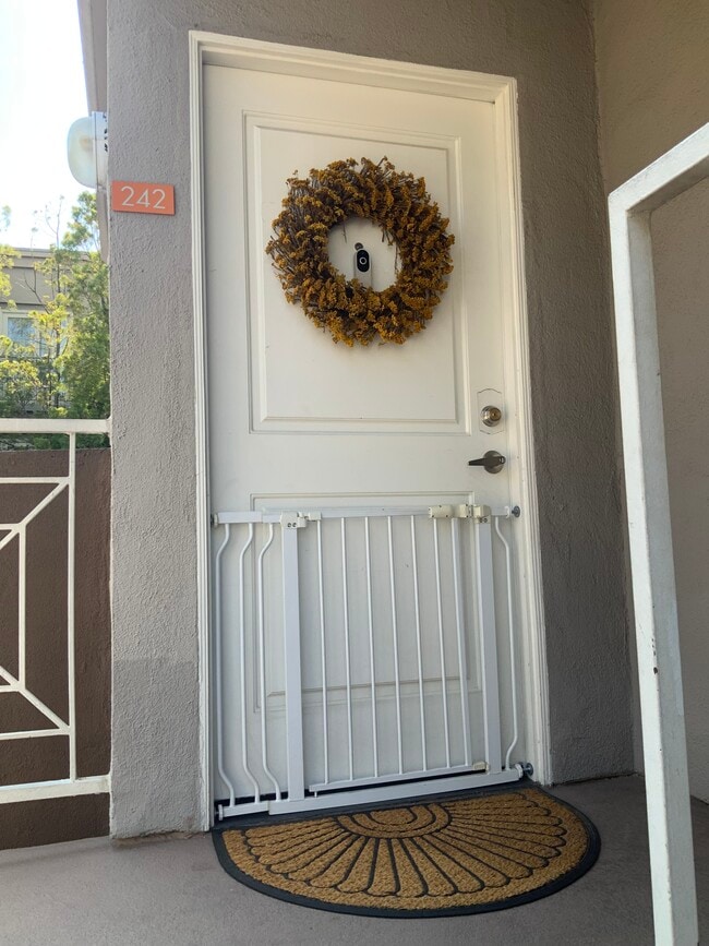 Building Photo - 355 N Maple St Unit 242