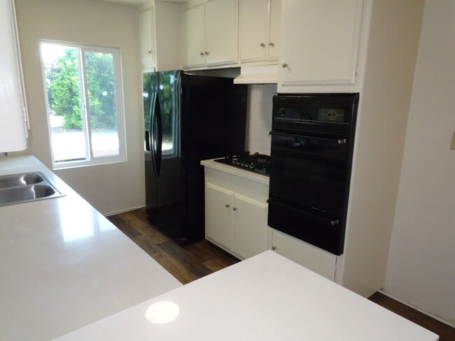 Building Photo - 1311 Lyndon St Unit Apartment #8